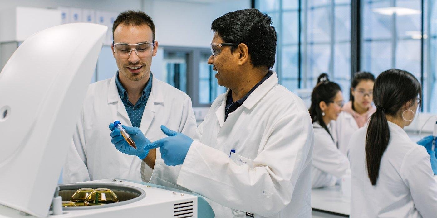 Cohort of psotgraudate researchers in the lab